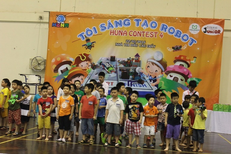 Xem học sinh tiểu học trổ tài điều khiển robot điêu luyện